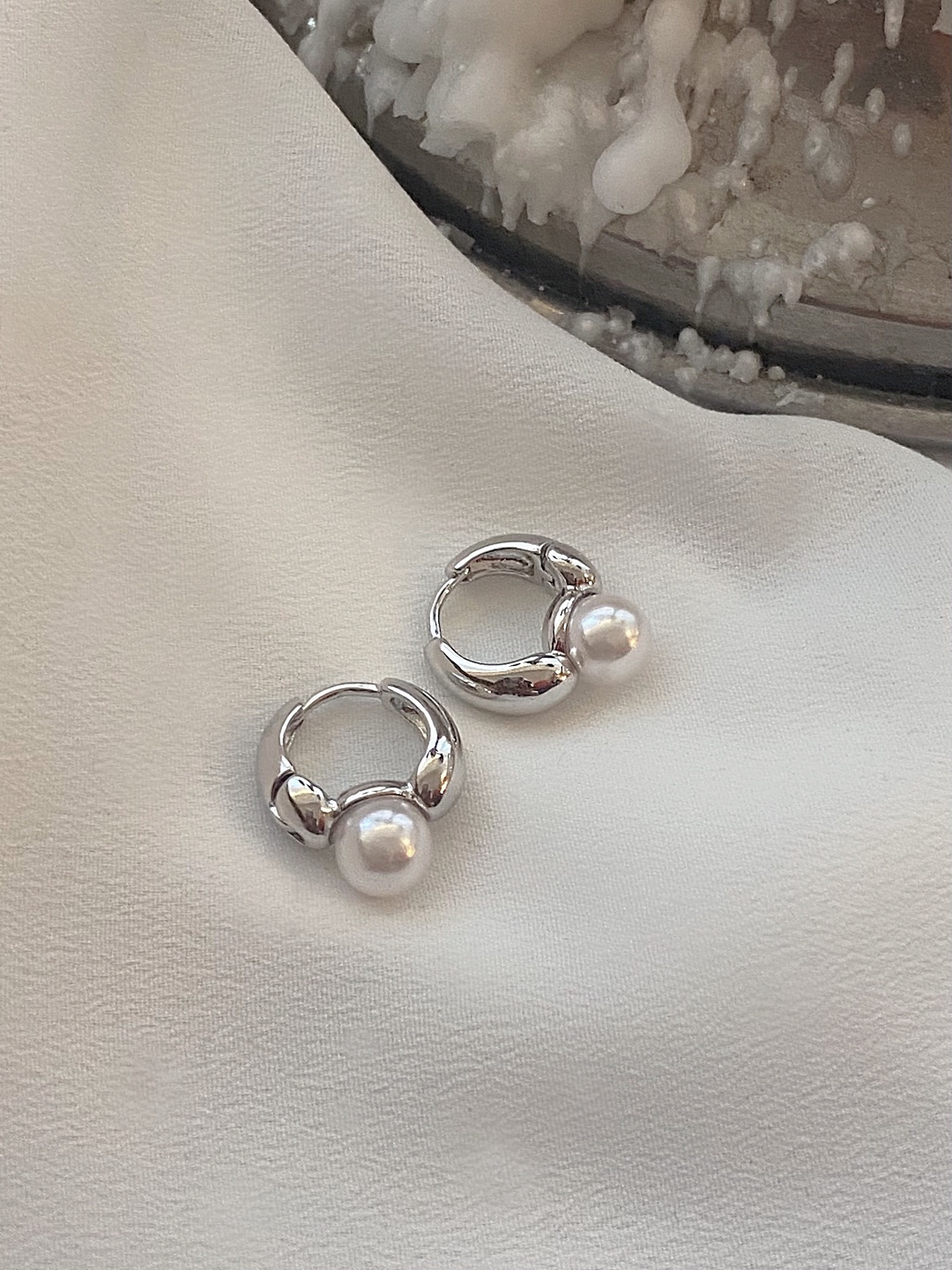 Orot pearl earring (white)