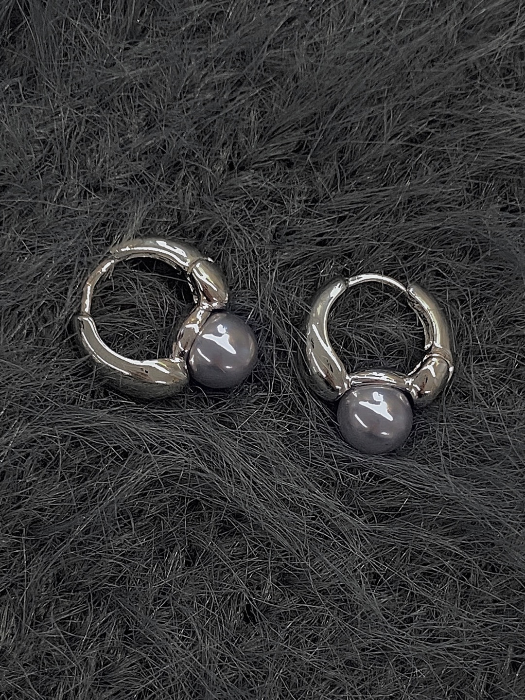 Orot pearl earring (gray)